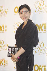 组图：张歆艺庆生露背部刺青 恩师到场祝贺