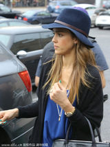 组图：阿尔芭潮装抢镜 头戴宽檐帽变时尚达人