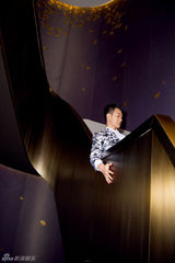 组图：佟大为帅气登杂志 黑色着装型男风采