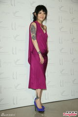 组图：范晓萱出席服装秀 大秀手臂劲酷纹身