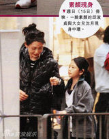 幻灯图：邱淑贞素颜带女儿逛街 戴口罩躲记者偷拍