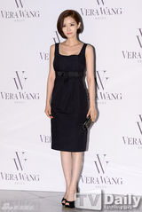 组图：韩星河妍秀穿纯白婚纱走秀衬优雅气质