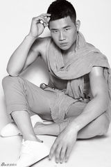 组图：谢孟伟黑白写真展别样魅力