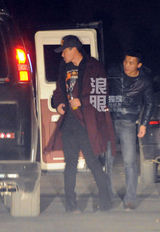 组图：陈思诚佟丽娅紧急回京 连夜录歌筹划婚礼