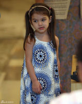 高清组图：可爱苏瑞扎小辫穿花裙和妈妈逛街 