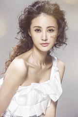 组图：张歆艺杂志大片掀欧美风 复古波浪卷凌乱时尚