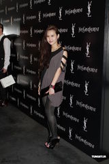 组图：钟楚红低胸白西装亮相 享受旅游暂无意复出