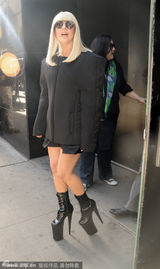 组图：Gaga雷人外套夺眼球 踩“高跷”凹造型