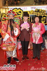 组图：胡鸿钧靓声倒数迎新岁