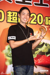 幻灯图：吴建豪担任一日店长 卖汉堡为粉丝服务 