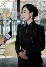 组图：芙蓉姐姐接受新华社专访 知性装扮尽显干练