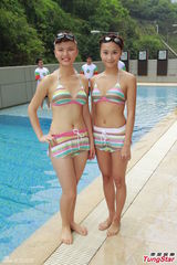 组图：港姐佳丽首度泳衣亮相 水上展傲人身姿