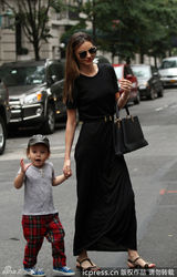 组图：米兰达带萌宝儿子出街 亲昵爱抚母爱满满