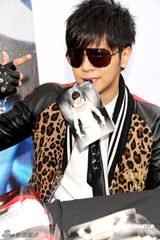 高清图：罗志祥新碟大卖兴奋难掩 豹纹装亮相签唱