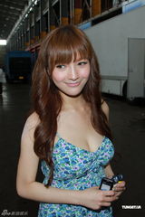 组图：加滕鹰吉泽明步赴港拍《蜜桃成熟时33D》 