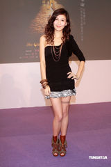 幻灯图集：万梓良加盟《岁月骄阳》 吻太太秀恩爱