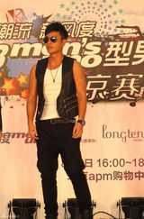 组图：贾乃亮助阵模特赛秀肌肉性感展魅力