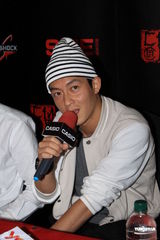 组图：陈冠希上海签售新专辑 称娱乐圈无安全感