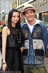 组图：陈冠希助阵火锅馆开张 众多美女争相合影