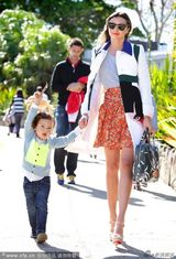 组图：米兰达带子出街花裙靓丽 弗林萌爆镜头