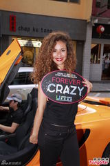 组图：巴黎癫马首度访港 黄长兴获香吻艳福不浅