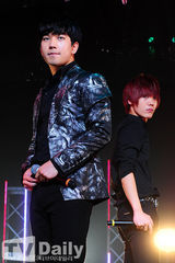 组图：韩团MBLAQ日本开唱 不顾形象大做鬼脸