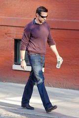 组图：休-杰克曼与妻接女儿放学其乐融融