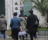 组图：刘诗诗现身上海某公寓门口 素颜口罩遮面