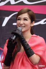 组图：萧亚轩寒风中短裙做代言 自曝初恋对象