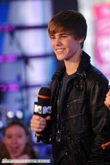 组图：贾斯汀-比伯亮相音乐节目 小正太玩架子鼓