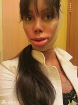 组图：俄罗斯25岁女歌手整形13次致容貌大变