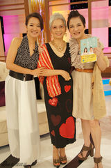 组图：阿雅宣传新书 柳妈妈站台助阵催“生养”