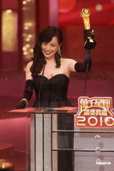 组图：邓萃雯连庄TVB视后 感谢耶稣感慨珍惜眼前