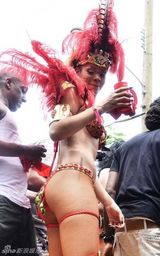 组图：蕾哈娜三点式上阵 遭粉丝背后大力抓奶