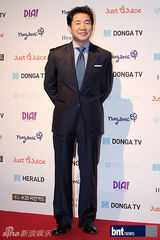 组图：韩星李珉廷秀香肩 泫雅等出席活动