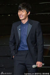 高清组图：玄彬上海开唱 与粉丝合影自拍乐陶陶