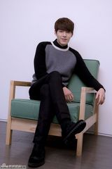 高清：《继承者》金宇彬抱公仔暖男气质无法挡