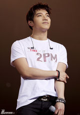 高清图：2PM菲律宾开唱 祐荣献唱当地民谣