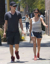 组图：瑞切尔-贝尔森和男友海登逛街购物