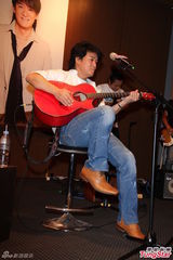 组图：周华健友情跨刀 为作家张大春站台