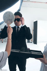 组图：Rain西装墨镜拍摄代言 衬衫半扣秀肌肉