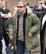 组图：卷福现身《夏洛克》片场标志风衣引围观