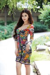 组图：张子瑄夏日写真曝光 花色礼服露锁骨