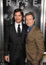 组图：贝尔和哈迪携妻甜蜜亮相《蝙蝠侠》首映