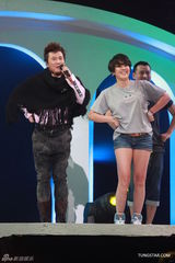 组图：张信哲红馆开唱 深情演绎哲式情歌