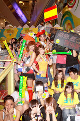 幻灯图：黑涩会美眉参加世界杯活动 看球不为看帅哥