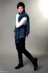 组图：赵文浩新宣传照曝光 秀花季少年青涩帅气