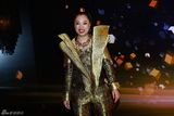 组图：2013新浪微博之夜红毯 黄绮珊黄金甲亮相