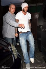 幻灯图集：贝克汉姆拄双拐携儿子外出吃牛排