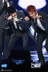 组图：EXO打榜夺冠 前WG宣美复出光脚秀长腿